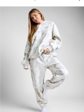 NWT Cozy Cream Silver Birch Loungewear Set for Women